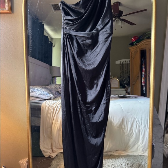 Elegant Black One-Shoulder Dress - Picture 2 of 6